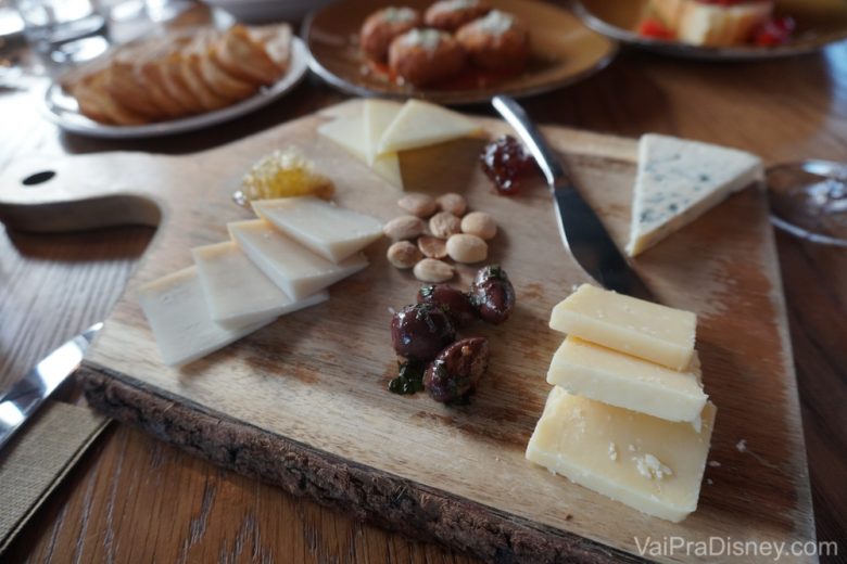 A tábua de queijos com azeitonas e amêndoas 