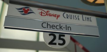 Foto da placa que indica o local de check-in do Disney Cruise Line (a placa diz "Disney Cruise Line", "check-in" e o número 25)