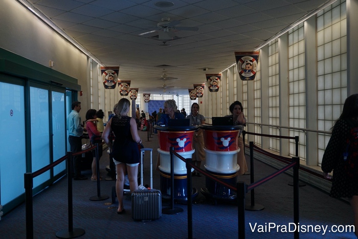 Logo depois dessa fila de identificação pré embarque (com a chave que você recebeu no check-in), já tem um pessoal tirando foto. Se você não quiser tirar a foto, pode passar batido. Foto de alguns visitantes posando para fotos logo antes de embarcar no navio. 