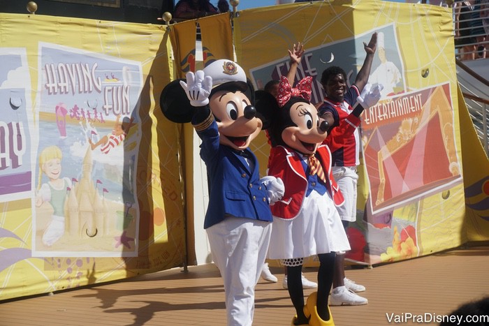 Showzinho de início do cruzeiro! Foto do Mickey e da Minnie com roupas de capitães de navio, acenando para os visitantes no show que acontece no dia do embarque do cruzeiro. 