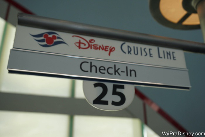O check-in no porto é uma das últimas etapas antes de você entrar no navio! Foto da placa que indica o local de check-in no embarque do Disney Cruise Line (a placa diz "Disney Cruise Line", "check-in" e o número 25) 