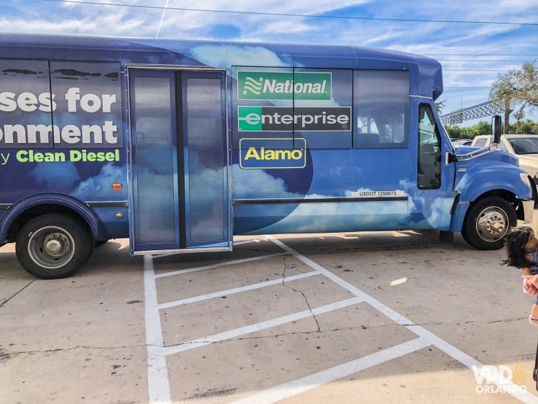 van azul com logotipo de locadora de carros