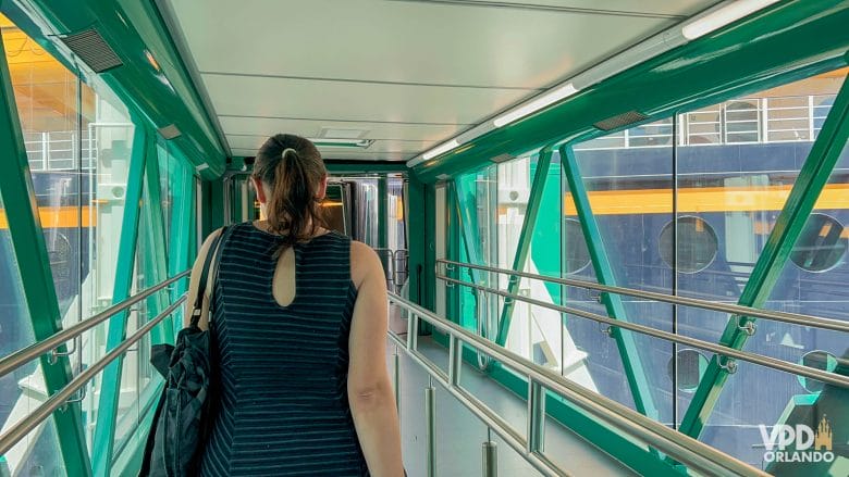 corredor que leva até a entrada do navio