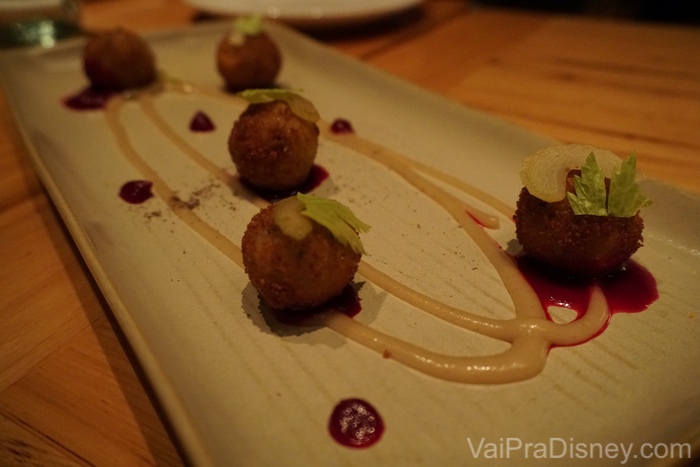 Bolinhos de risoto trufado com queijo de cabra e beterraba