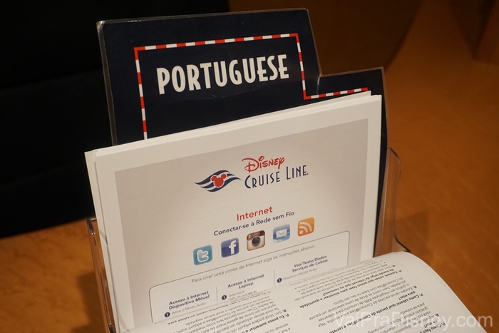 Pegue o pacote de internet gratuito e desligue tudo que consome dados desnecessariamente do celular no dia do embarque, antes do cruzeiro começar. Foto do manual em português do pacote de internet do Disney Cruise Line. 