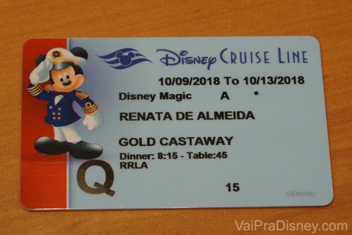 A chave do quarto que você recebe no check-in serve para outras coisinhas também. Será sua identificação para entrar e sair do navio, por exemplo. Foto do cartão magnético que serve como chave do quarto do cruzeiro da Disney, com o nome Renata Almeida e uma imagem do Mickey vestido de capitão 