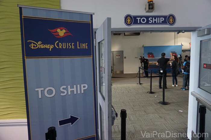 Embarque para o cruzeiro do Alaska. Olha lá a galera tirando foto no fundo. Foto da placa indicando a entrada do navio (a placa diz "to ship") no cruzeiro da Disney 