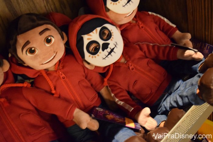 Foto de brinquedos de personagens menos clássicos como as pelúcias de Coco no pavilhão do México no Epcot 