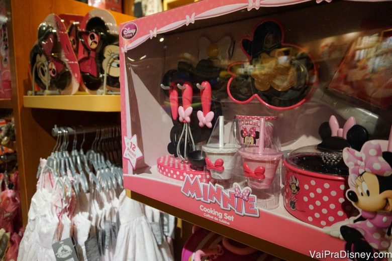 Foto de um conjuntinho de cozinha da Minnie na Disney Store do shopping.