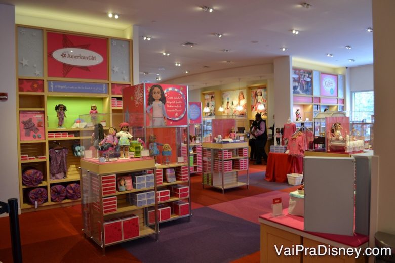 Foto do interior da loja de bonecas American Girl do Florida Mall.