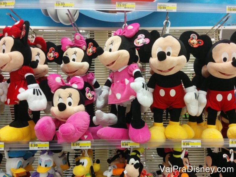 Foto de pelúcias do Mickey e da Minnie à venda em um supermercado, onde é possível encontrar brinquedos em Orlando 