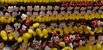 Foto de pelúcias do Mickey e da Minnie à venda em uma das muitas lojas da Disney em que é possível encontrar brinquedos em Orlando