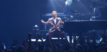 Foto do palco durante o show do Elton John em Orlando, mostrando o cantor sentado ao piano