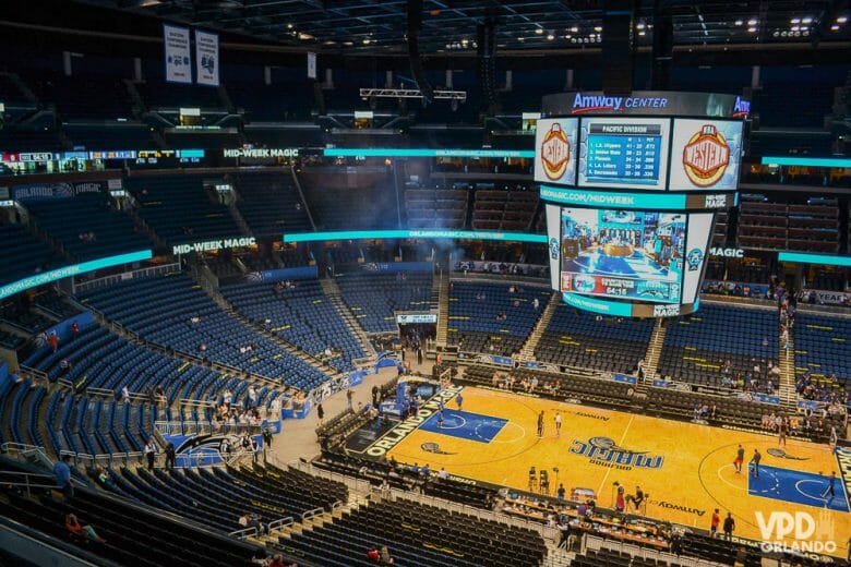 Imagem da quadra de basquete e das arquibancadas vazias em um jogo da NBA do Orlando Magic.  