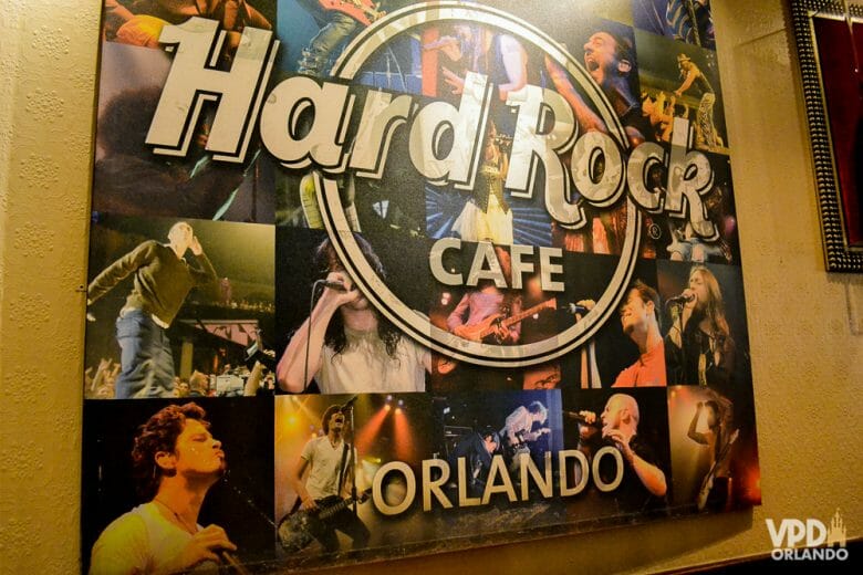 Clássico Hard Rock, também tem espaço para shows. Foto de um quadro no interior do Hard Rock Cafe Orlando, mostrando uma montagem com diversos cantores famosos que já passaram por lá 