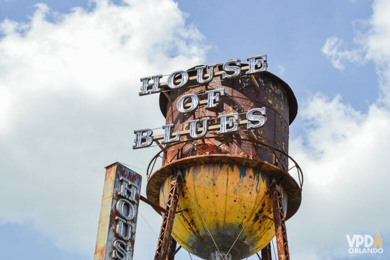 Vários shows acontecem na House of Blues no Disney Springs. Foto da caixa d'água da House of Blues, com placas indicando o nome do local 