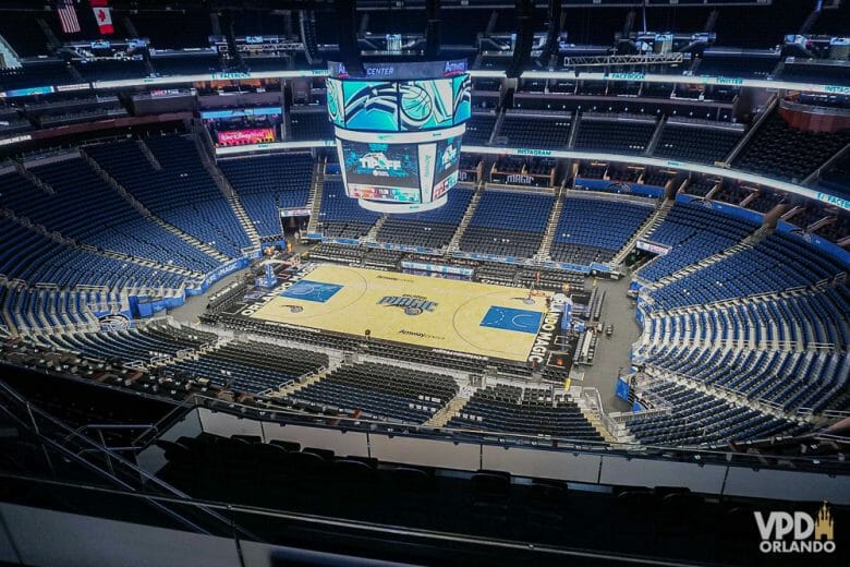 Nos shows no Amway Center, todos os setores são confortáveis e bem organizados. Foto do interior do Amway Center, mostrando a quadra de basquete, o telão e as arquibancadas 