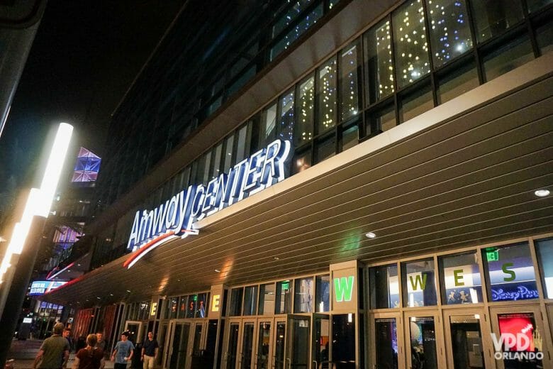 Entrada do Amway Center, espaço popular pra shows em Orlando. Foto da entrada do Amway Center, com uma placa iluminada com o nome do estádio 