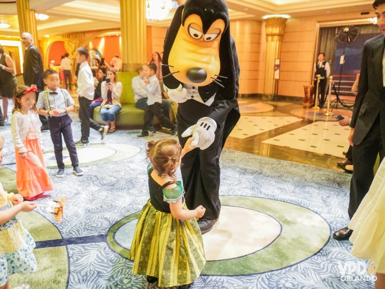 Julia com dois anos, dançando com o pateta