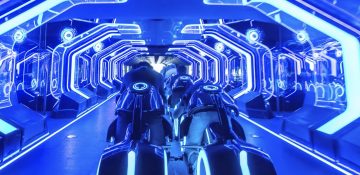 Imagem dos carrinhos da nova montanha-russa de Tron, a TRON Lightcycle / Run, com a iluminação interna da atração toda azul