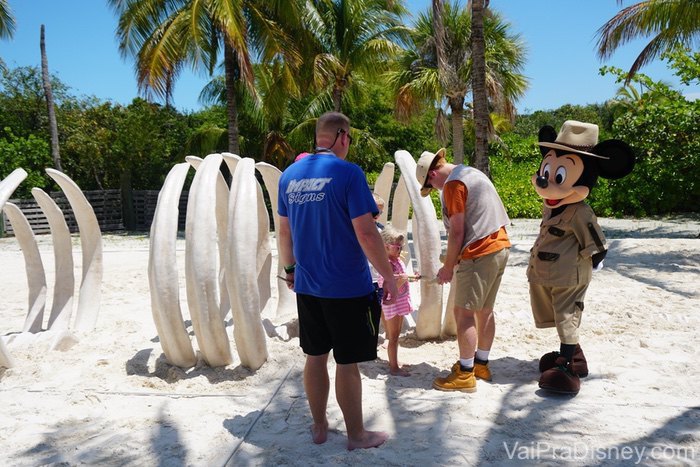 Foto do Mickey acompanhando a escavação com as crianças na atividade Family Dig, em Castaway Cay.