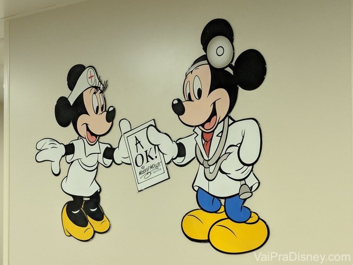 Foto da ilustração da parede do ambulatório do cruzeiro, com a Minnie e o Mickey vestidos de enfermeira e médico 