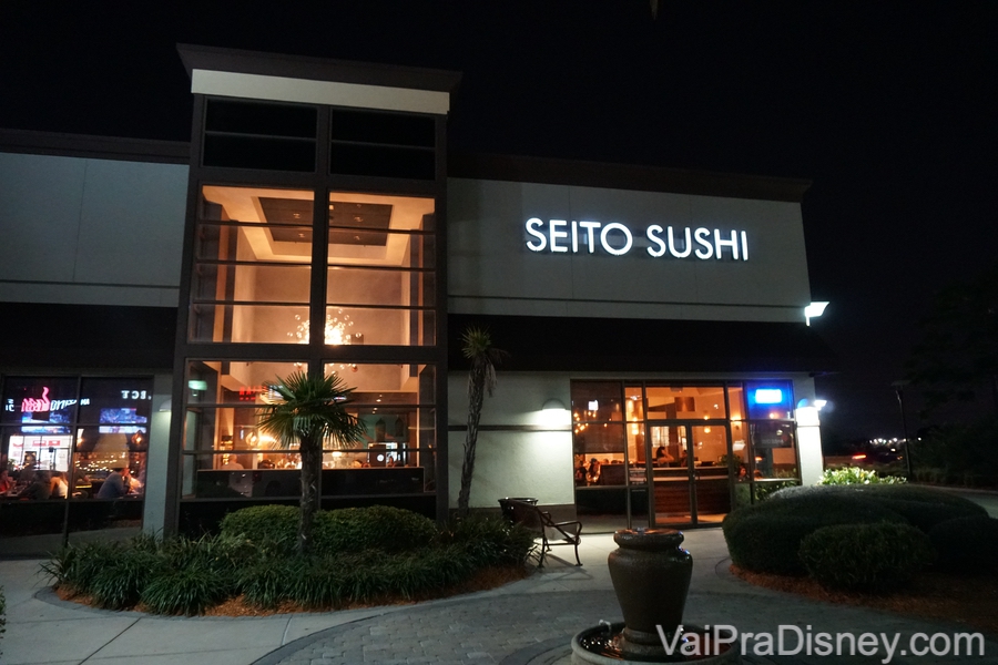 Fachada do Seito Sushi, toda em preto com o nome em branco 