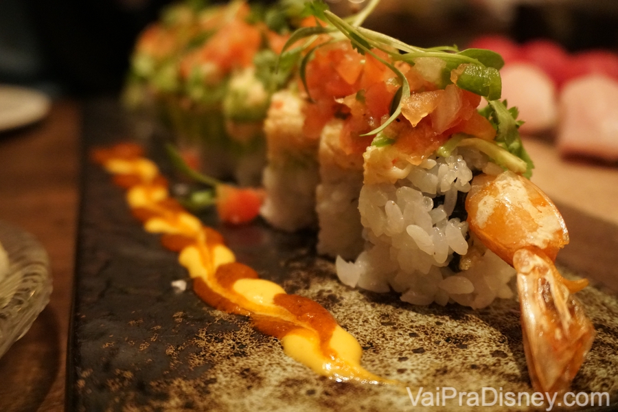 Corona, com camarão, aspargos, pepino, avocado, kani, jalapeno, pico de galo, coentro, limão e sal Maldon.