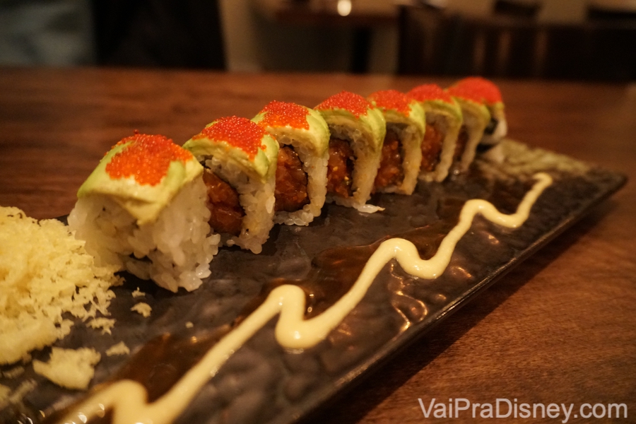 Ichiban, com salmão apimentado, pepino, avocado, ovas vermelhas, tempura, molho de enguia e miso de alho