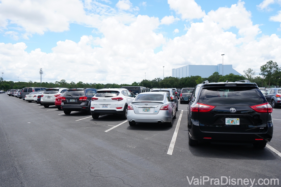 Todo mundo quer alugar carro grande, mas optar por um carro pequeno pode resultar em menos gastos.