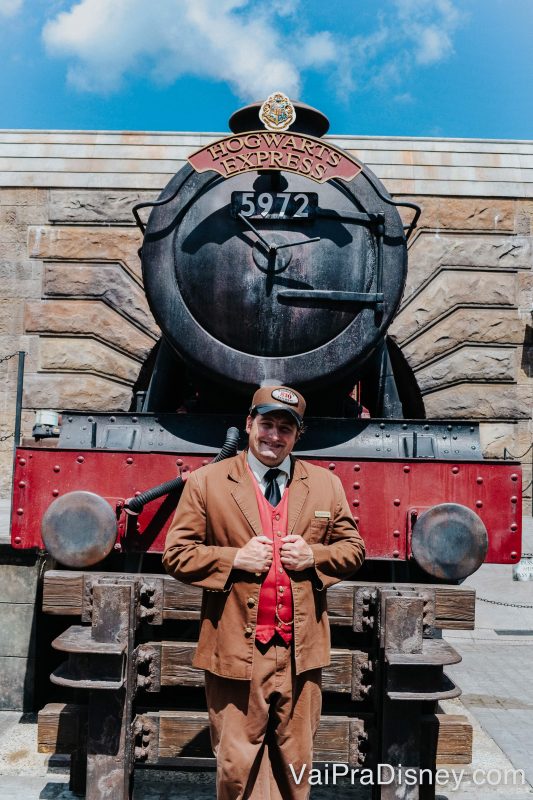 Maquinista em frente à replica do Expresso de Hogwarts.