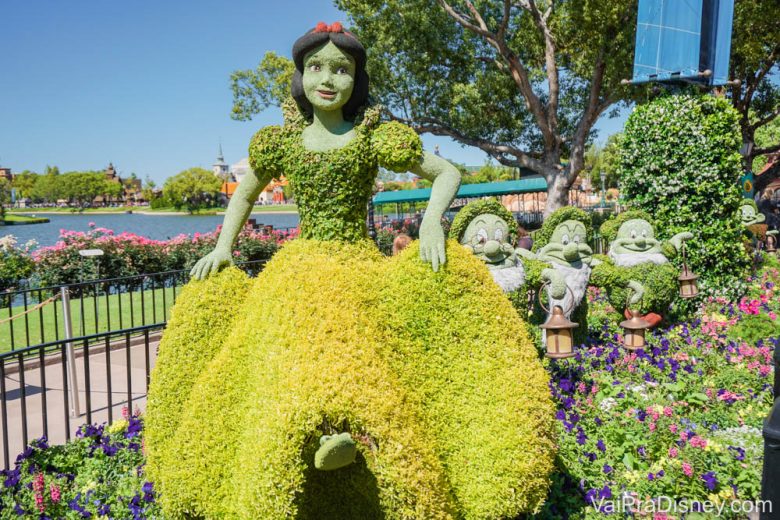 Flower & Garden Festival do Epcot Foto de uma topiária da Branca de Neve com os Sete Anões atrás durante o Flower & Garden Festival do Epcot