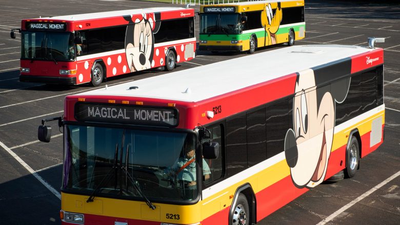 Os ônibus que começaram a rodar em julho. Foto dos ônibus da frota da Disney com personagens - Minnie, Mickey e Pluto
