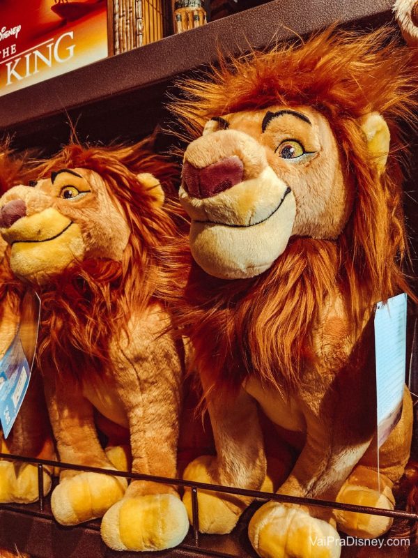 Foto de pelúcias do Rei Leão à venda em uma loja da Disney, do Mufasa (pai do Simba) 