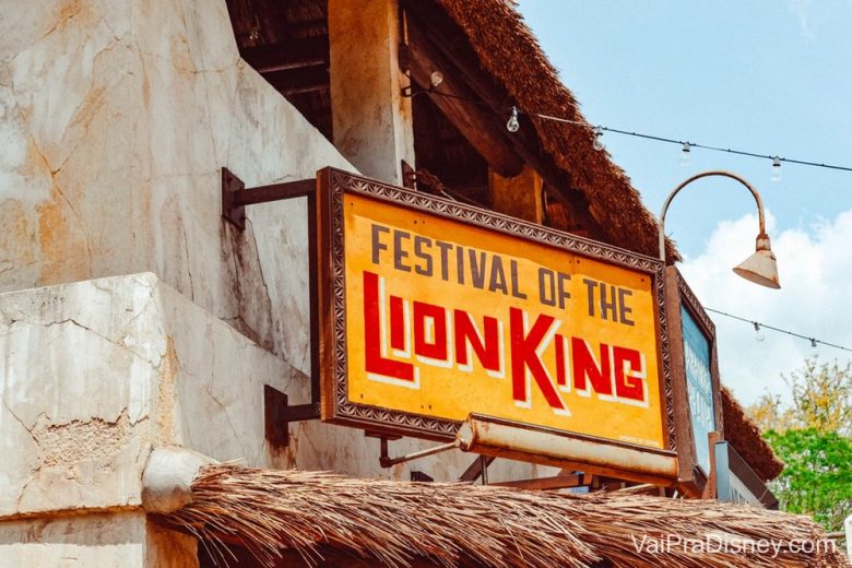 Foto da placa do show Festival of the Lion King, musical que é apresentado no Animal Kingdom 