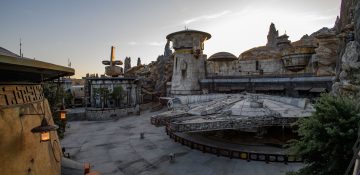 Foto da Millenium Falcon na Star Wars Galaxy's Edge ainda em fase de construção
