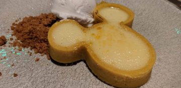 Foto de um doce em forma de Mickey o prato, no restaurante Three Bridges Bar & Grill at Villa del Lago