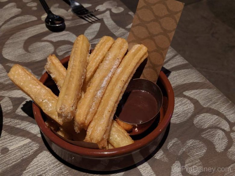 Foto da sobremesa no Three Bridges, churros com chocolate. 