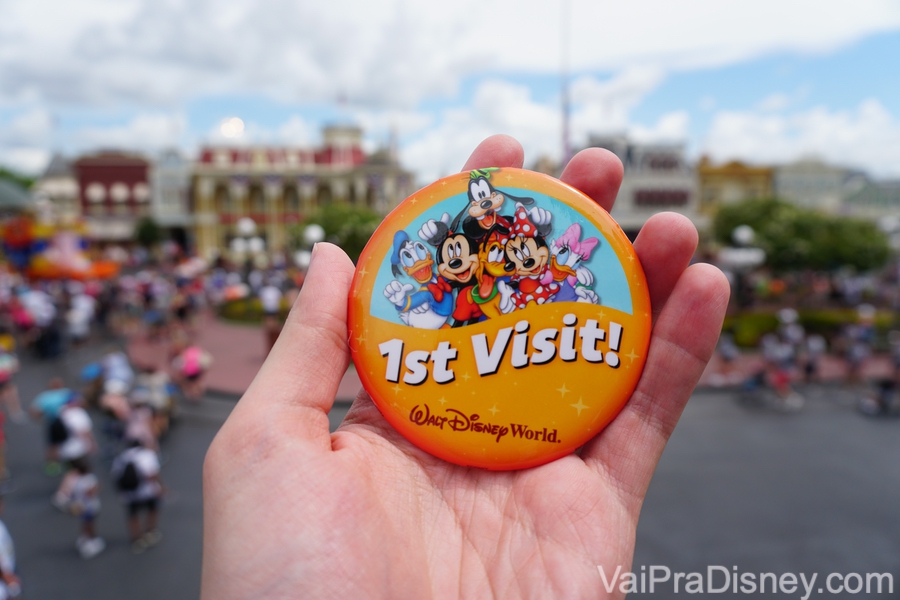 São vários buttons pra você escolher. Esse amarelo e laranja é especial para quem visita o parque pela primeira vez!