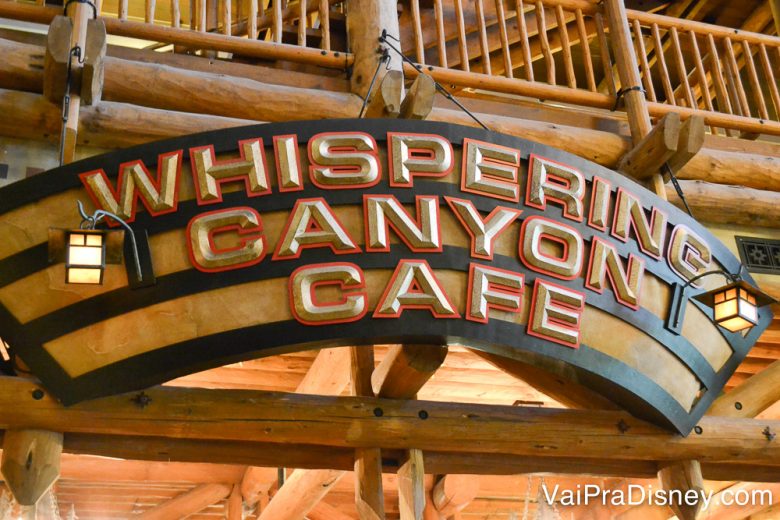 Placa na entrada do Whispering Canyon Cafe, combinando com a decoração toda de madeira 