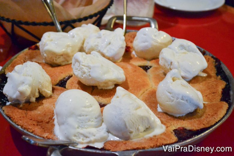 O Cobbler gigante do Whispering Canyon Cafe, com várias bolas de sorvete em cima 