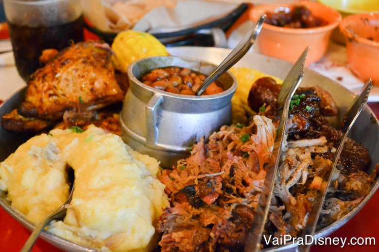 Foto da comida no Whispering Canyon Cafe, com carne de porco, frango frito, costela, milho assado, e purê de batata