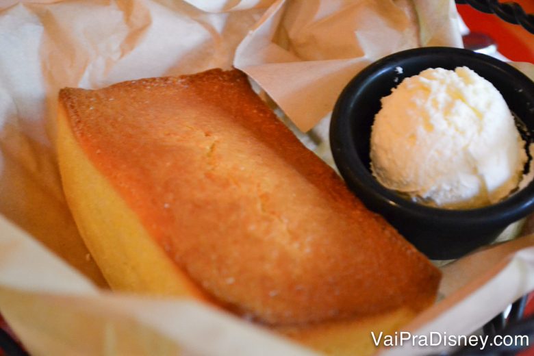 Pão de milho acompanhado de manteiga em um potinho 