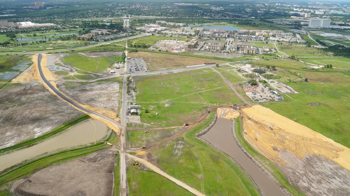 Foto da área em construção onde será o novo parque da Universal, Epic Universe, tirada do alto. 