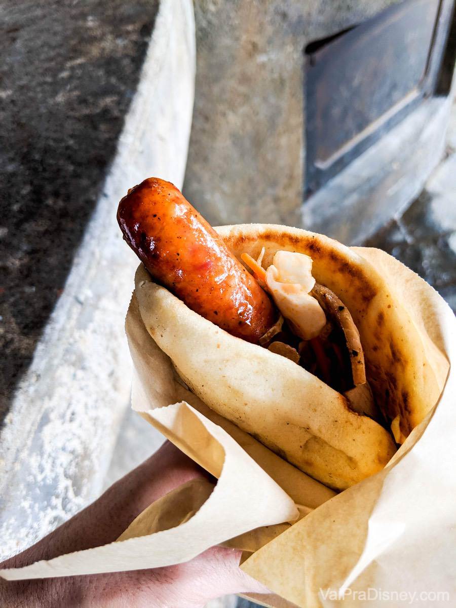 Foto do sanduíche de linguiça vendido na lanchonete em Star Wars Galaxy's Edge 