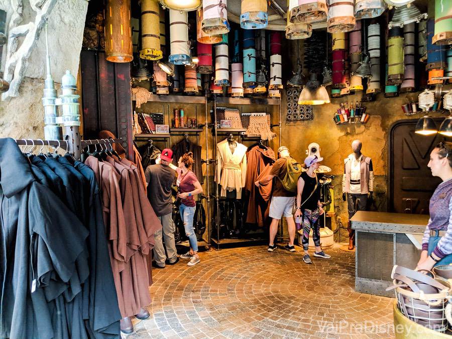 Foto no interior de uma loja no mercado de Batuu na Star Wars Galaxy's Edge 