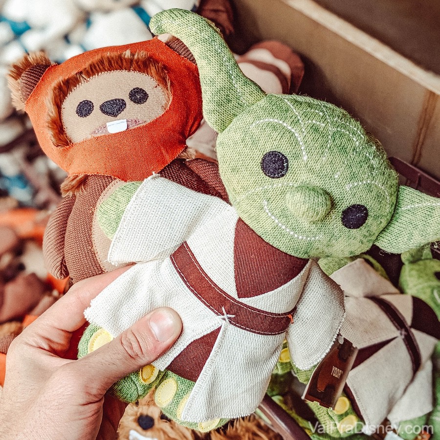 Foto dos produtos vendidos na Galaxy's Edge: um Yoda e um Ewok de pano. 