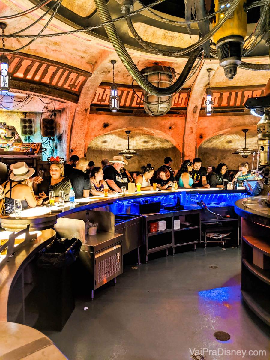 Foto do Oga's Cantina cheio de visitantes, na área de Star Wars