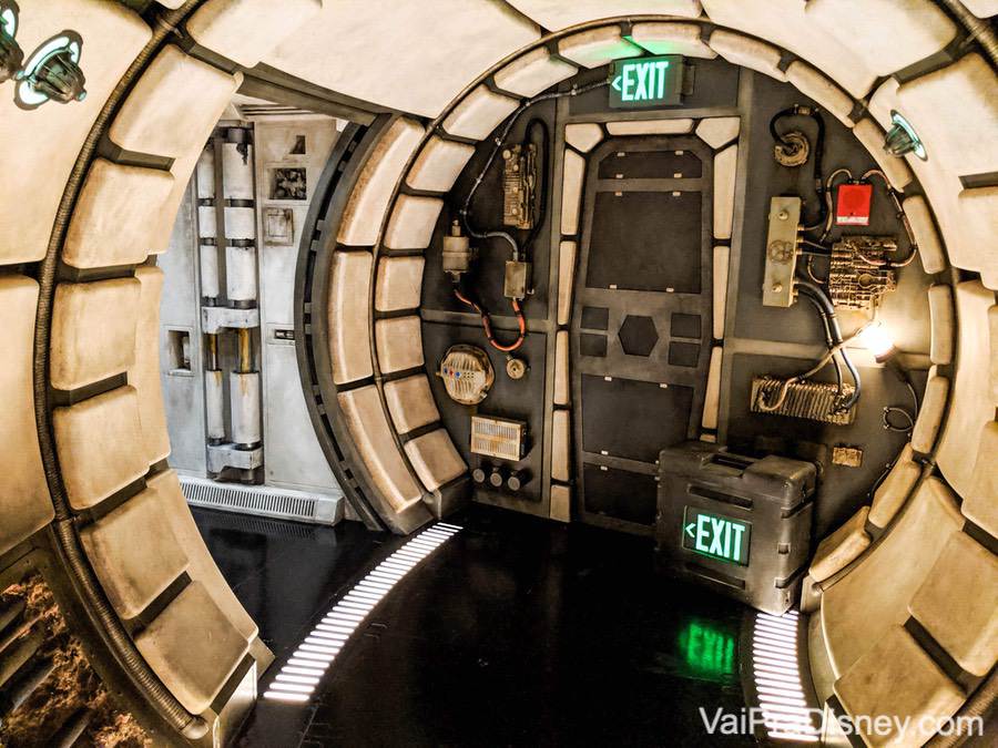 Foto do interior da Millenium Falcon, com fios e portas à vista