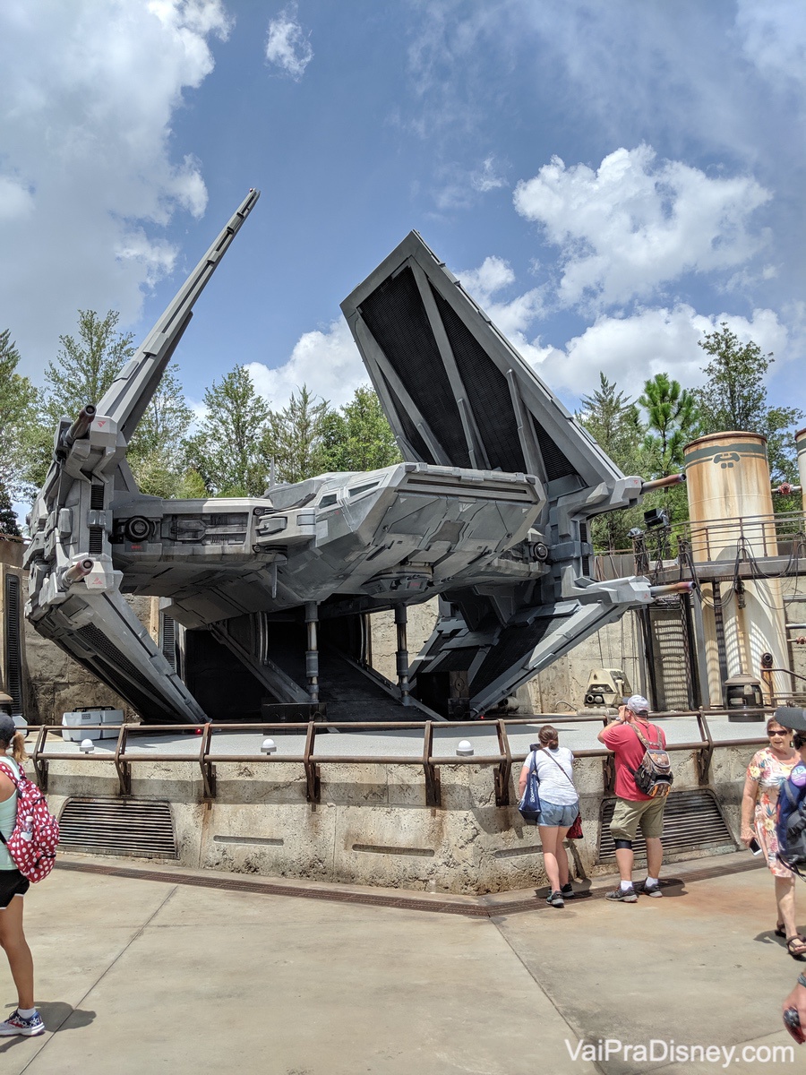 Foto de uma nave que fica em exposição na Star Wars Galaxy's Edge 